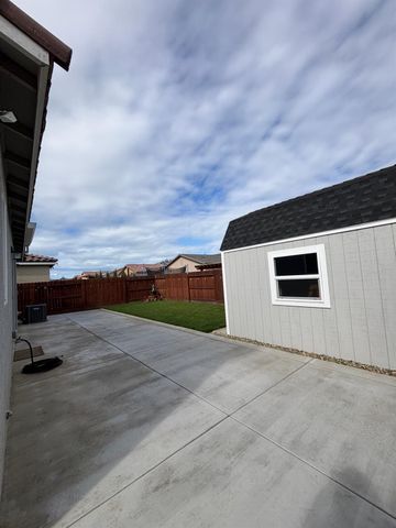 1434 Hayley St, Los Banos, CA 93635