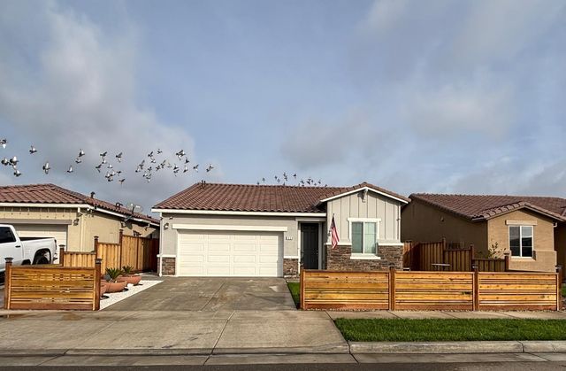 1434 Hayley St, Los Banos, CA 93635