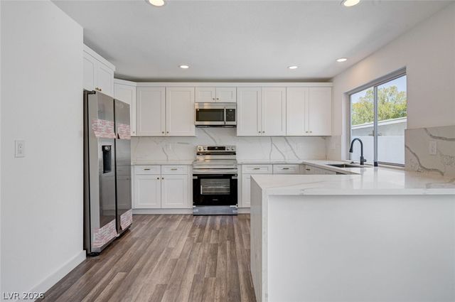 571 Greenbriar Townhouse Way, Las Vegas, NV 89121
