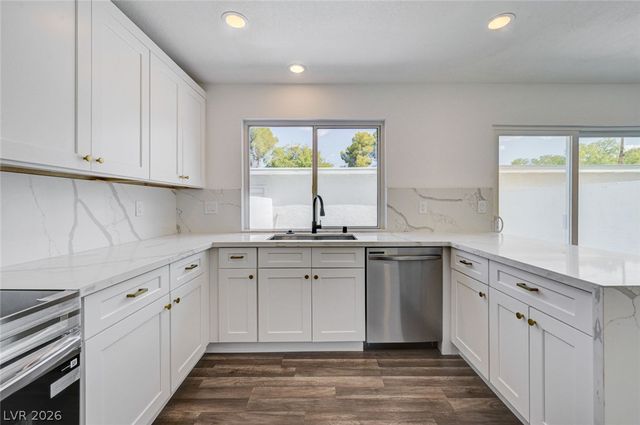 571 Greenbriar Townhouse Way, Las Vegas, NV 89121