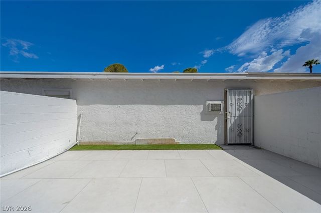 571 Greenbriar Townhouse Way, Las Vegas, NV 89121