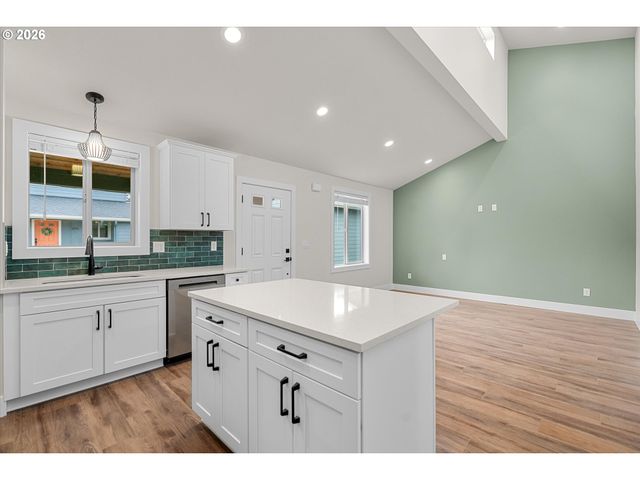 12258 Meadowlawn Dr, Oregon City, OR 97045