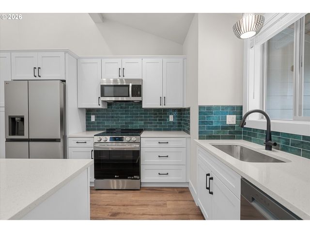 12258 Meadowlawn Dr, Oregon City, OR 97045