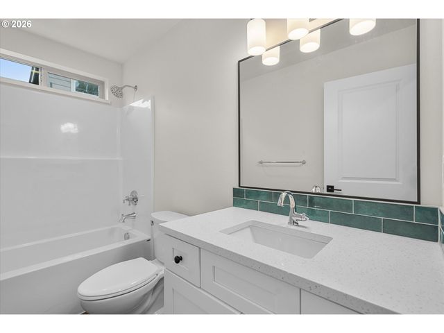 12258 Meadowlawn Dr, Oregon City, OR 97045