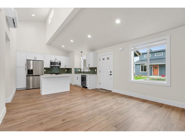 12258 Meadowlawn Dr, Oregon City, OR 97045