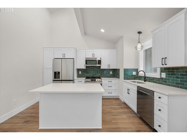 12258 Meadowlawn Dr, Oregon City, OR 97045