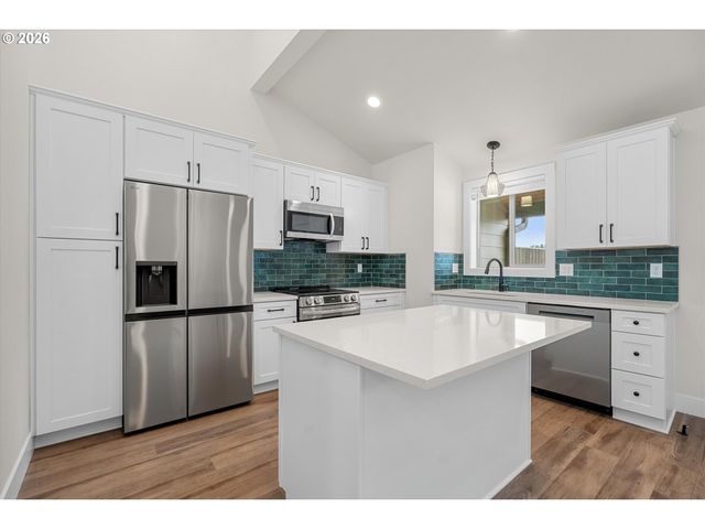 12258 Meadowlawn Dr, Oregon City, OR 97045