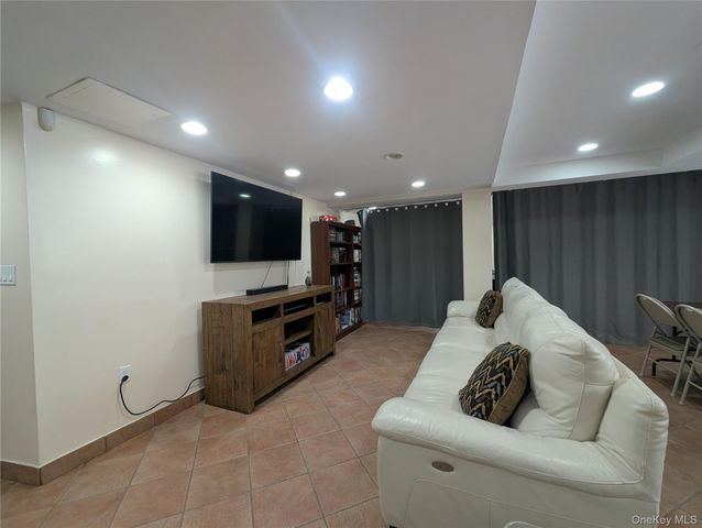 1874 Pelham Pkway S 2N, Bronx, NY 10461