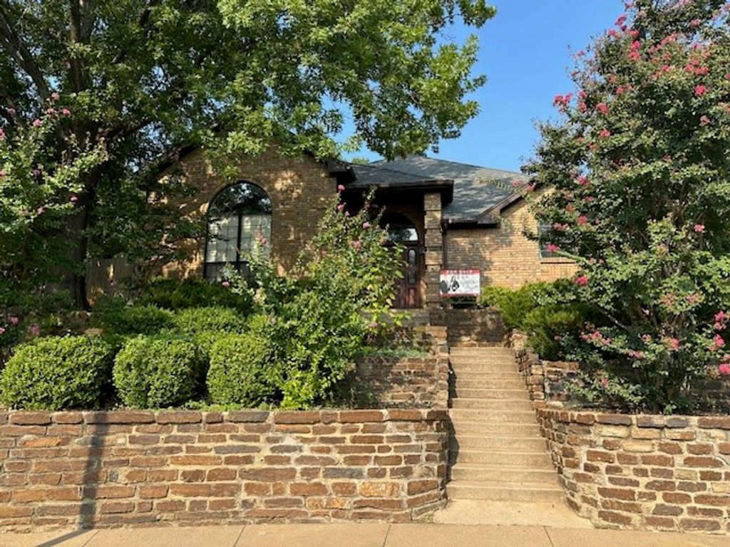 2704 Yorkshire Court, Grapevine, TX 76051