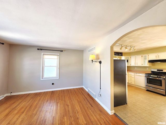 2210 W CLARKE Avenue, West Peoria, IL 61604