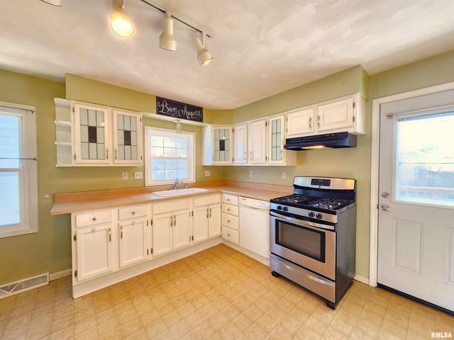 2210 W CLARKE Avenue, West Peoria, IL 61604