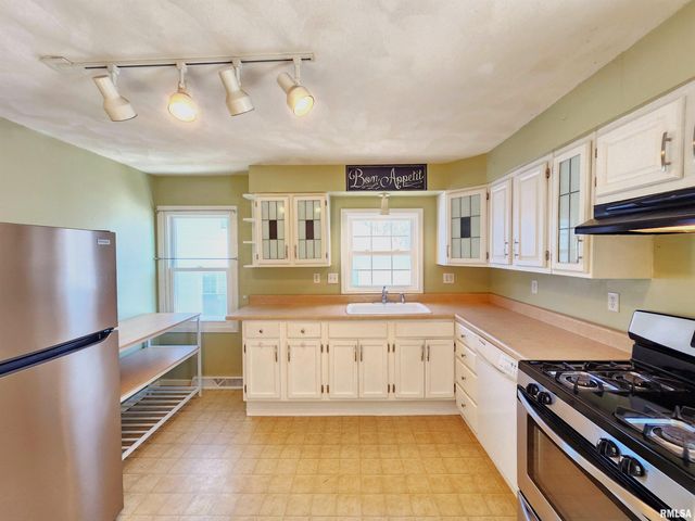 2210 W CLARKE Avenue, West Peoria, IL 61604