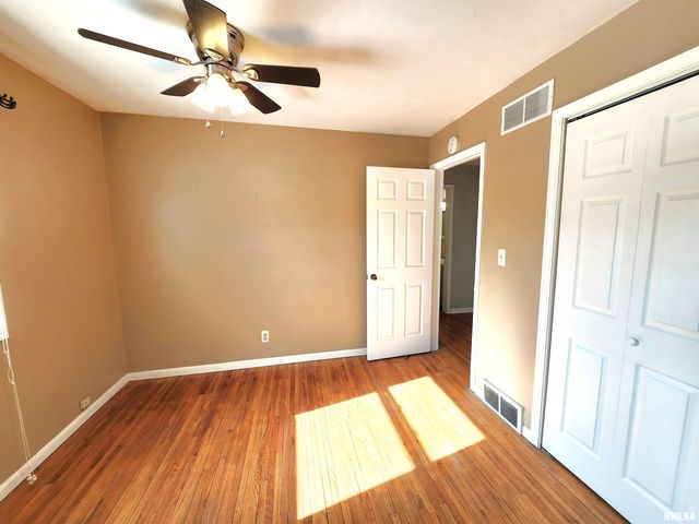 2210 W CLARKE Avenue, West Peoria, IL 61604