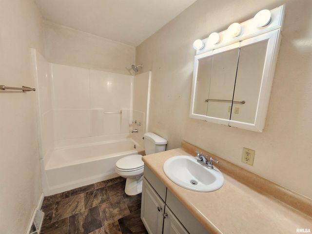 2210 W CLARKE Avenue, West Peoria, IL 61604