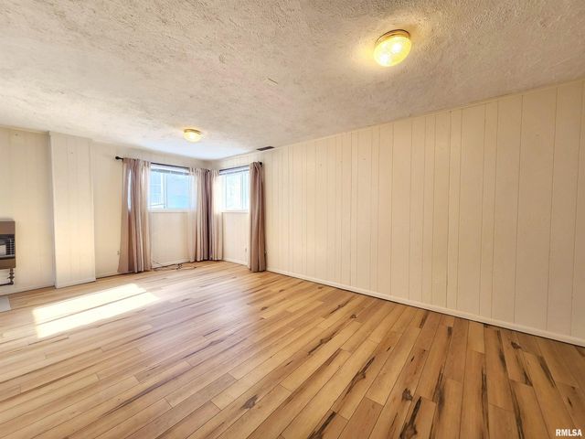 2210 W CLARKE Avenue, West Peoria, IL 61604