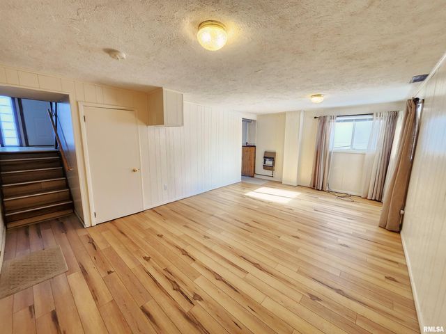 2210 W CLARKE Avenue, West Peoria, IL 61604