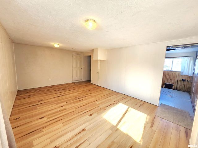 2210 W CLARKE Avenue, West Peoria, IL 61604