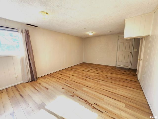 2210 W CLARKE Avenue, West Peoria, IL 61604