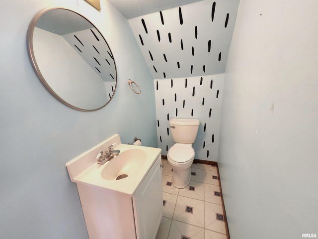 2210 W CLARKE Avenue, West Peoria, IL 61604