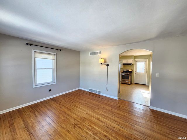 2210 W CLARKE Avenue, West Peoria, IL 61604