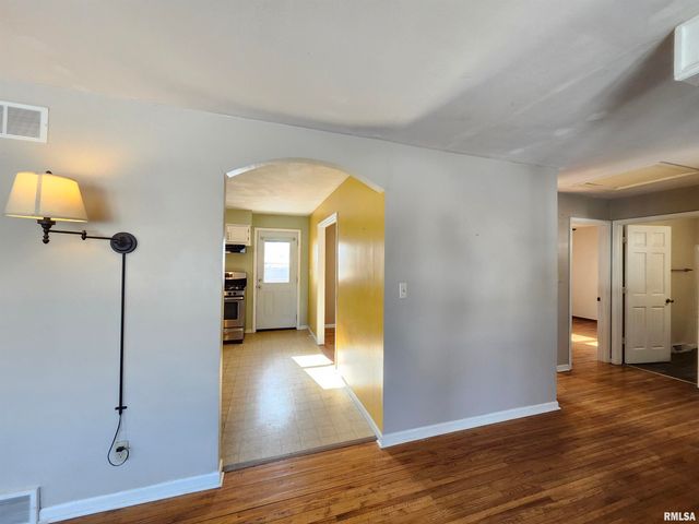 2210 W CLARKE Avenue, West Peoria, IL 61604