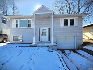 2210 W CLARKE Avenue, West Peoria, IL 61604