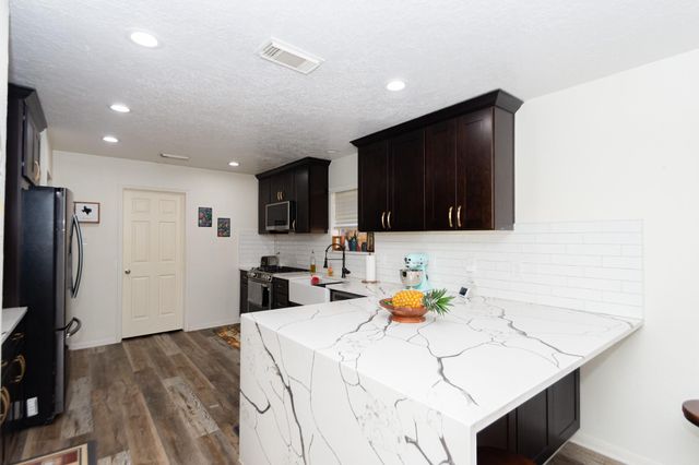 1714 Oak Valley Drive, Kemah, TX 77565