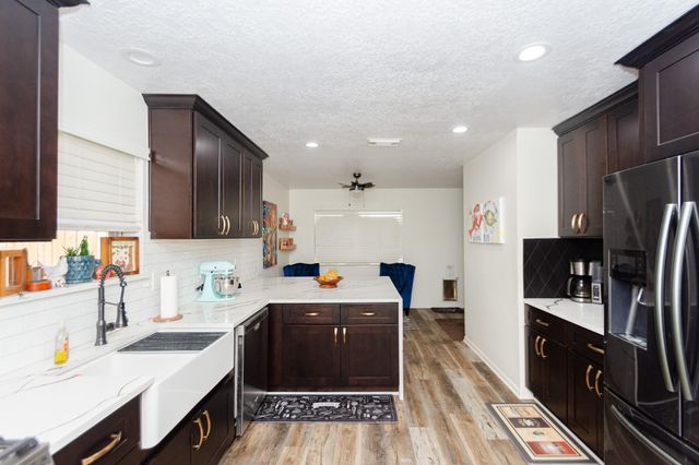 1714 Oak Valley Drive, Kemah, TX 77565