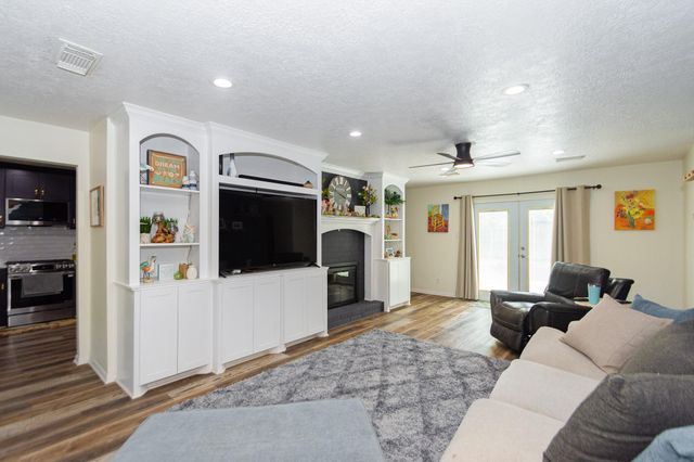 1714 Oak Valley Drive, Kemah, TX 77565