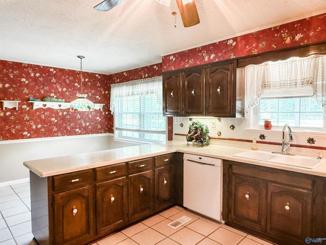 520 Diversey Street, Rainbow City, AL 35906