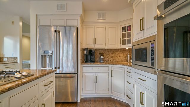 19 Money Point Road, Stonington, CT 06355