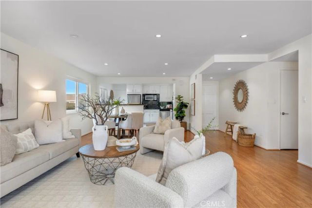 4657 Hazelnut Avenue, Seal Beach, CA 90740