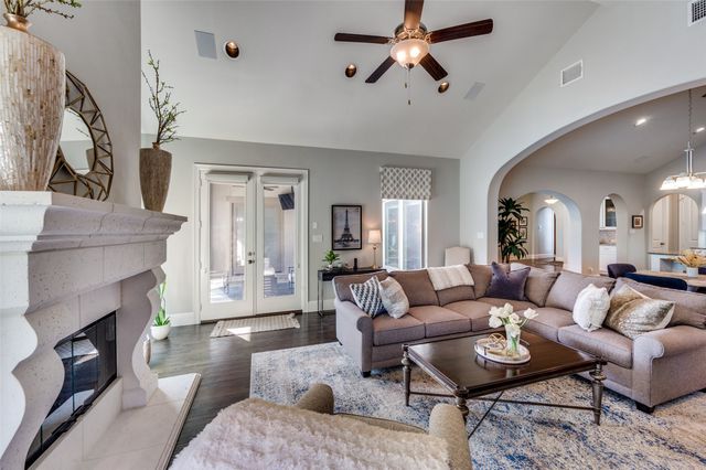 628 Creekway Drive, Irving, TX 75039