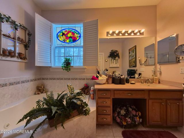 18 Fieldstone Court, Whiting, NJ 08759