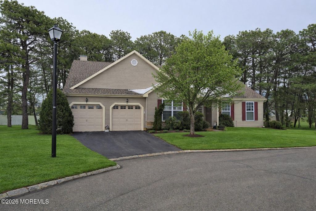 18 Fieldstone Court, Whiting, NJ 08759