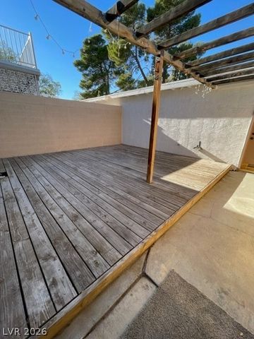 656 Greenbriar Townhouse Way, Las Vegas, NV 89121