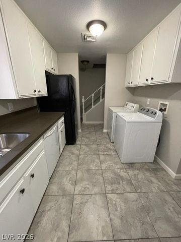 656 Greenbriar Townhouse Way, Las Vegas, NV 89121