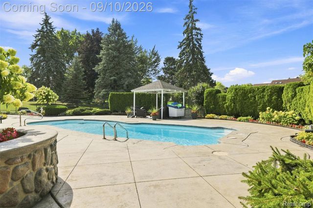 3802 Columbia Drive, Bloomfield Hills, MI 48302