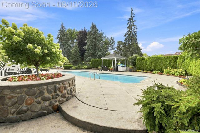 3802 Columbia Drive, Bloomfield Hills, MI 48302