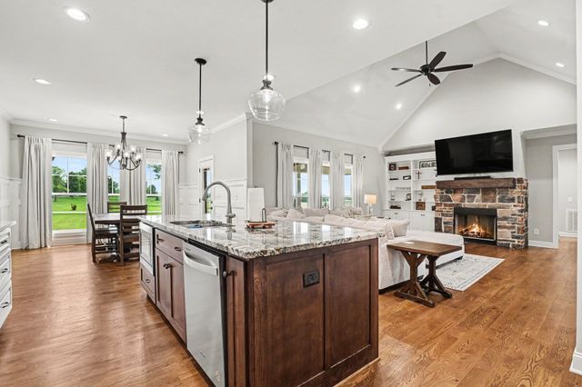 8002 Traditions Ln, Columbia, TN 38401