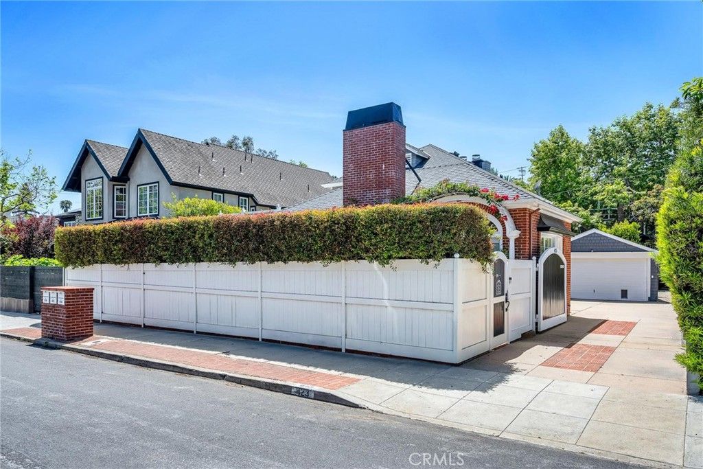 Image 2 of property listing at 423 Sycamore, Santa Monica, CA 90402