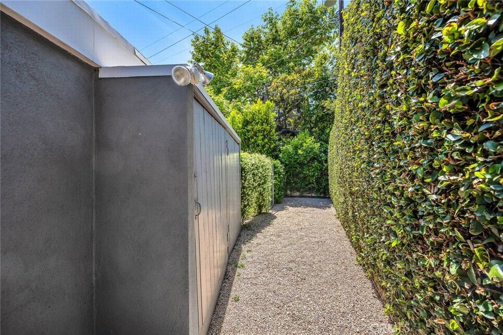 Image 32 of property listing at 423 Sycamore, Santa Monica, CA 90402