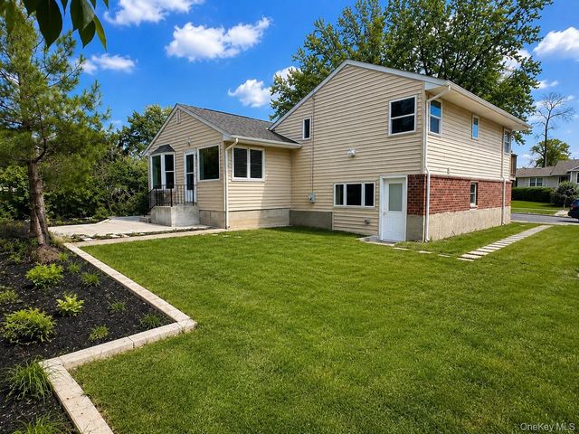 5 Warren Place, Plainview, NY 11803
