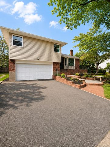 5 Warren Place, Plainview, NY 11803