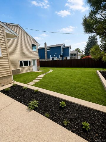 5 Warren Place, Plainview, NY 11803