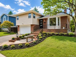 5 Warren Place, Plainview, NY 11803