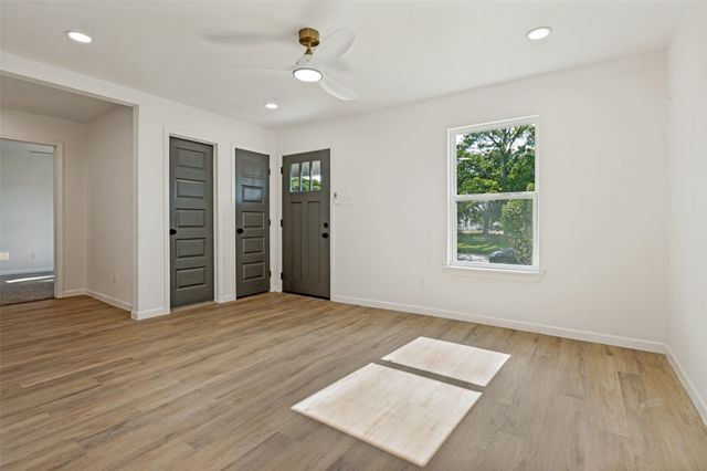 806 10th Street, Grand Prairie, TX 75051