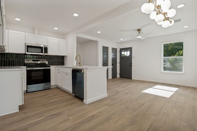 806 10th Street, Grand Prairie, TX 75051