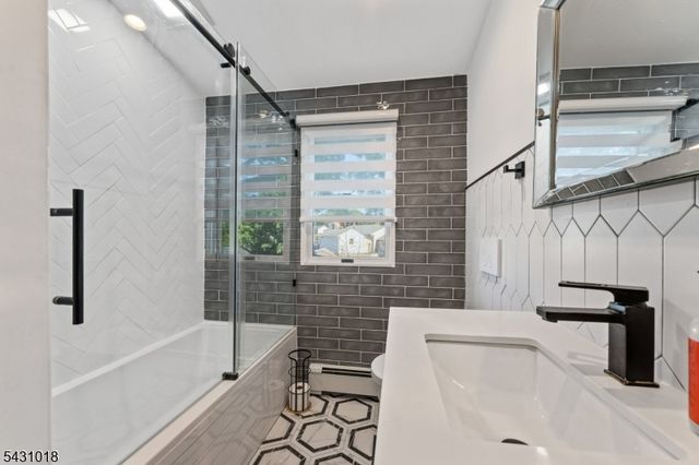 8 Garry St, Manville Boro, NJ 08835