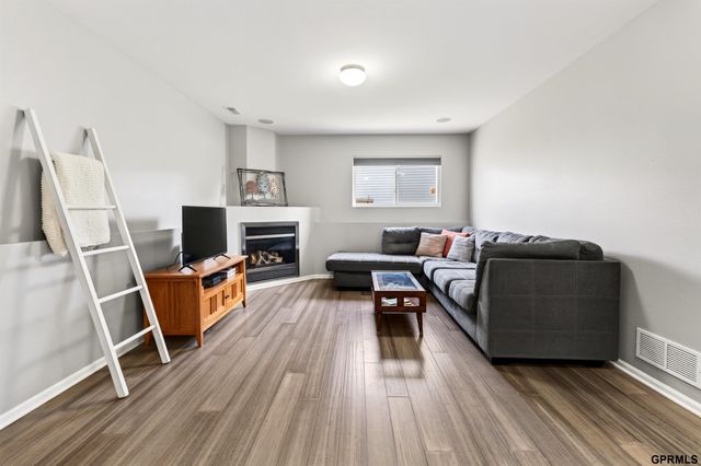 8007 S 158th Street, Omaha, NE 68136